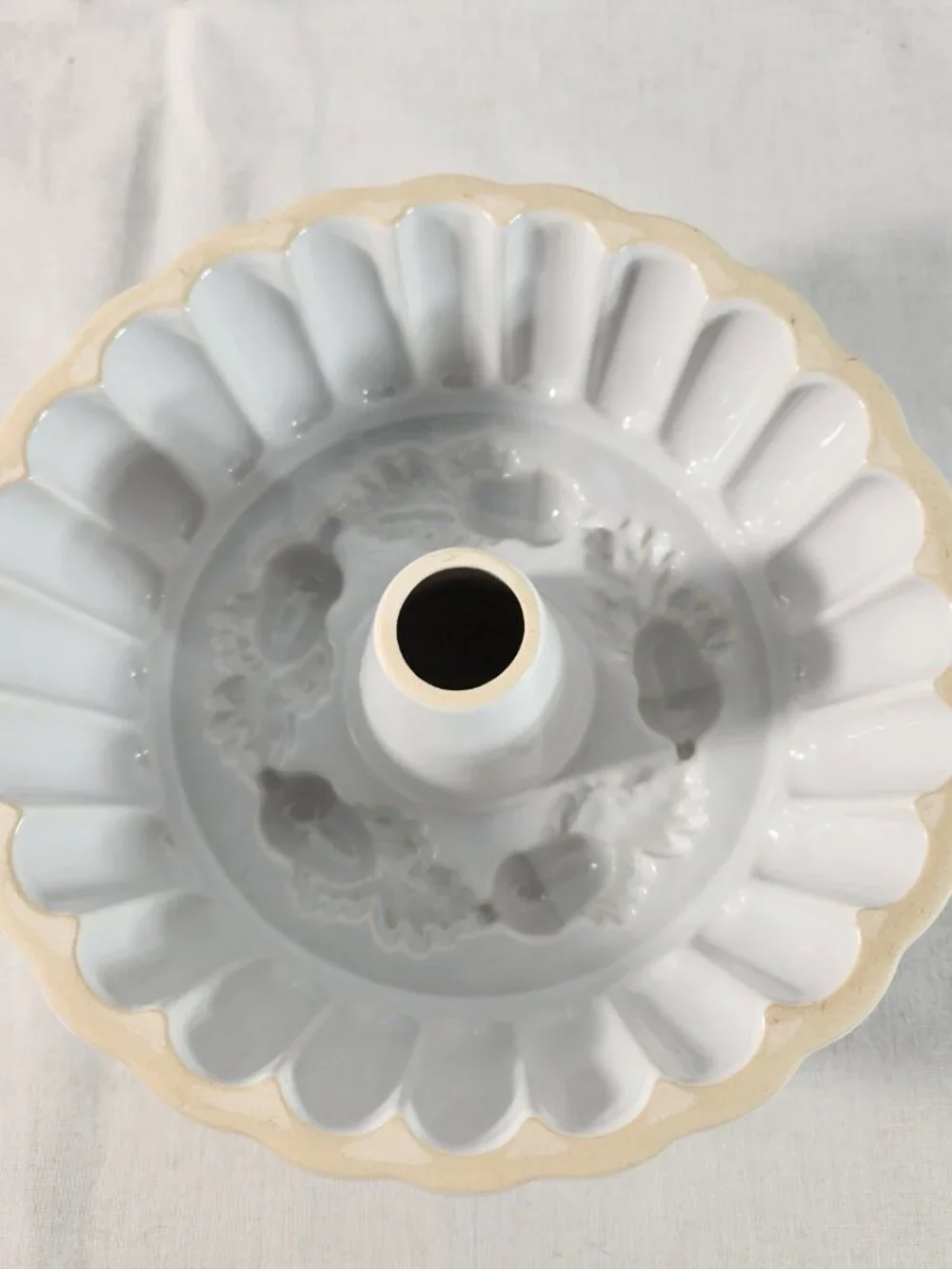 Williams Sonoma White Ceramic Acorn Cranberry Mold Pan Very Good Cond. Fast Ship